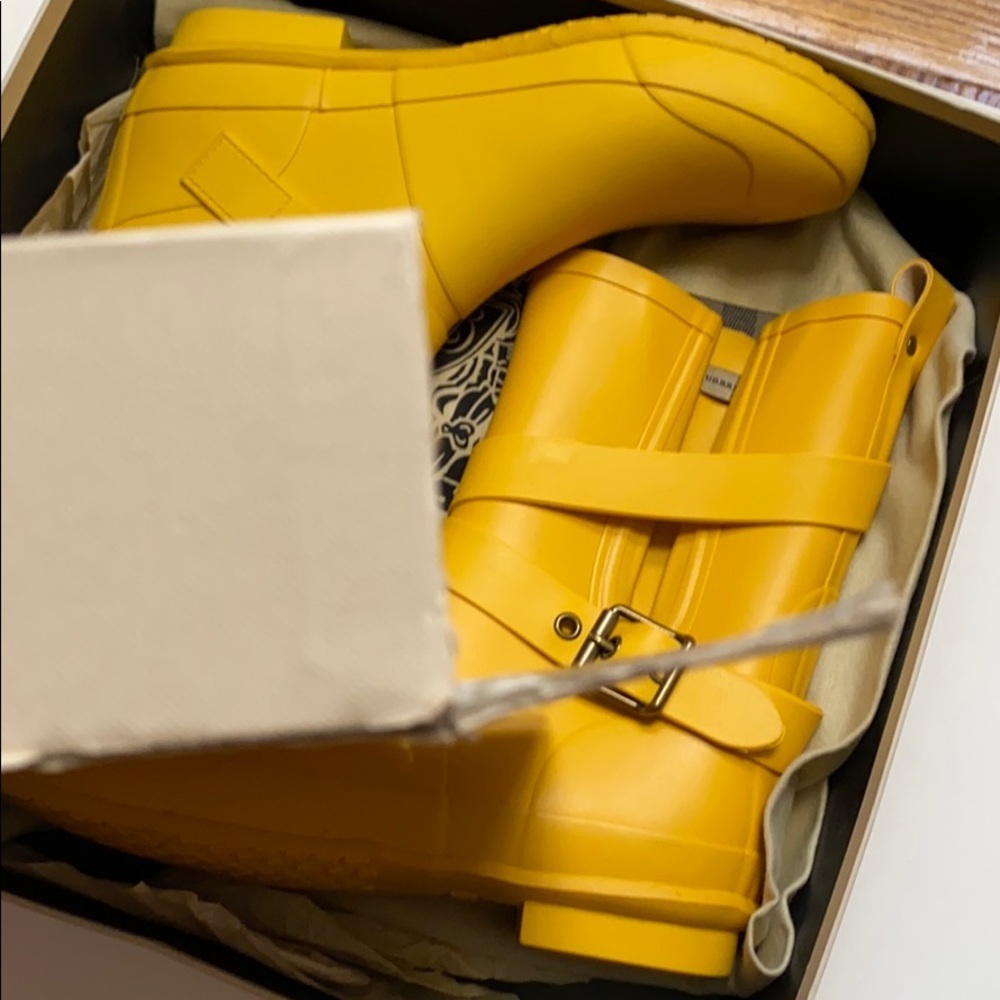 HP 🎉Burberry yellow mid buckle rain boot size: 10 - Picture 16 of 16